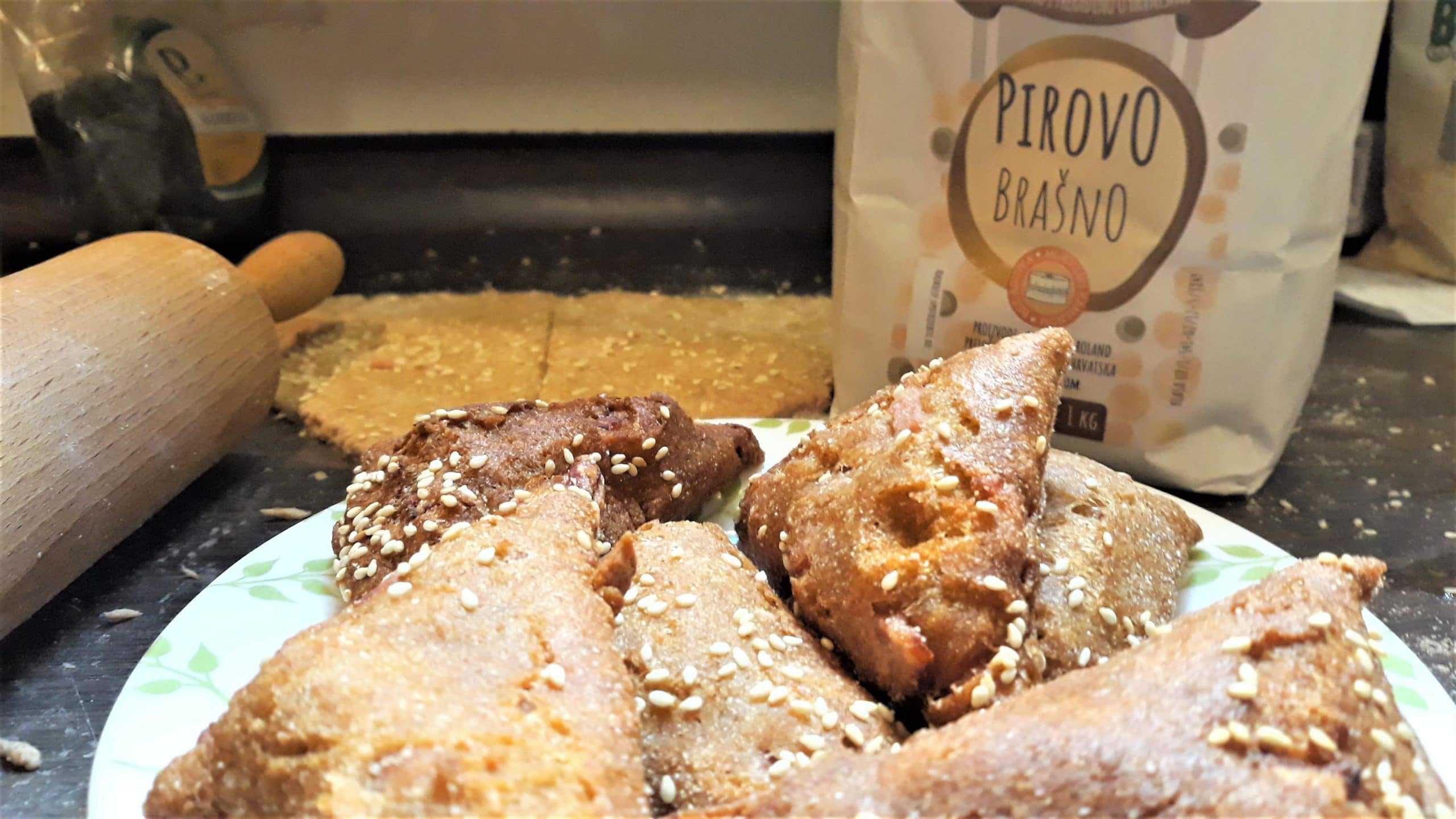 Hrskavi pirovi trokutići sa šunkom